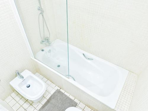 La salle de bains est pourvue d'une baignoire, de toilettes et d'un lavabo. dans l'établissement Cosy well located apartment, à Puerto de Santiago