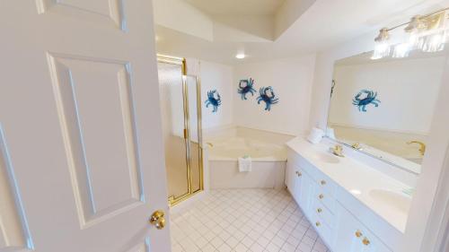 帕瓦雷斯岛Ocean View Paradise at Litchfield By the Sea的带淋浴、水槽和浴缸的浴室