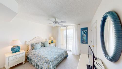 帕瓦雷斯岛Ocean View Paradise at Litchfield By the Sea的带床和吊扇的卧室