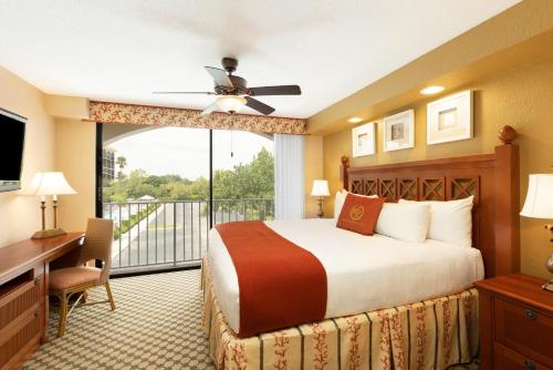 منتجع ويست غيت تاورز في أورلاندو: غرفة نوم بها سرير ومكتب ونافذة