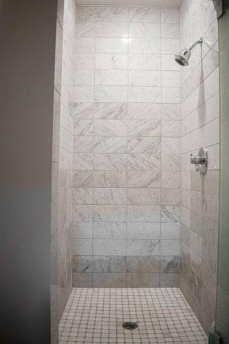 Ένα μπάνιο στο Great Parkside Microapartment Location AND Price