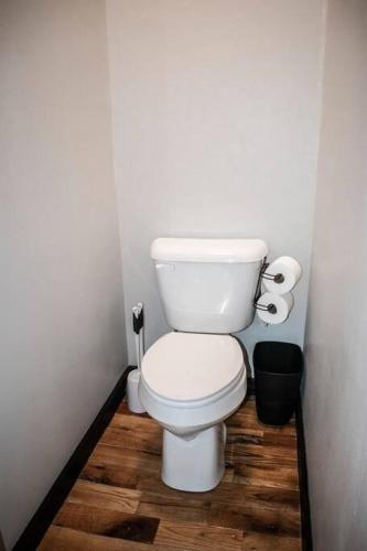 Ένα μπάνιο στο Great Parkside Microapartment Location AND Price