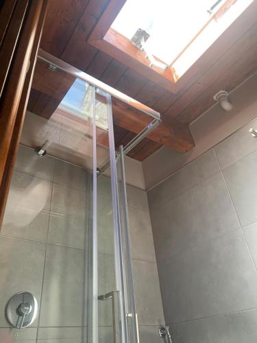 a skylight in a bathroom with a shower at CD Romanello (Mura S. Cataldo) in Barletta