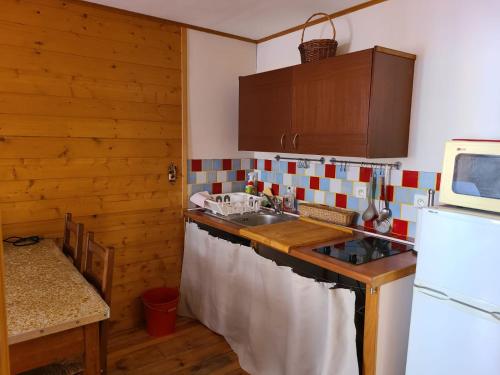 Appartement T2 au coeur du village في سان إتين دي تيني: مطبخ مع مغسلة وموقد وثلاجة