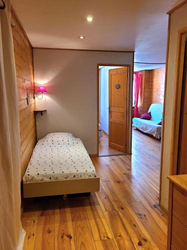 Appartement T2 au coeur du village في سان إتين دي تيني: غرفة نوم صغيرة مع سرير في غرفة