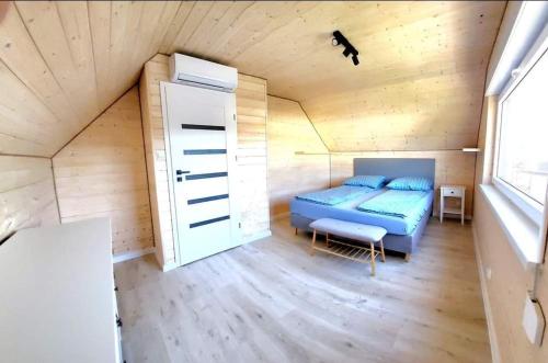 雅洛斯瓦別茲的住宿－Leśny Zakątek，小房间设有床和窗户