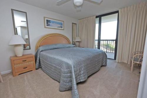 - une chambre avec un lit et un balcon dans l'établissement Coastal Retreat 3Bedroom Beach Condo at Litchfield By the Sea, à Pawleys Island