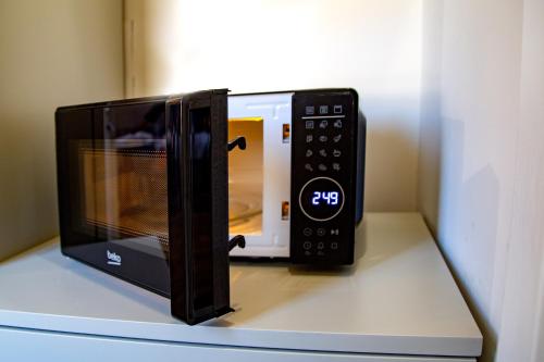 Un horno microondas colocado encima de una encimera. en Fiore dei Templi - luxury suite experience, en Agrigento