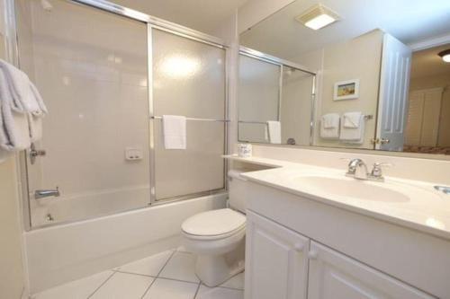 La salle de bains est pourvue de toilettes, d'un lavabo et d'une douche. dans l'établissement Coastal Retreat 3Bedroom Beach Condo at Litchfield By the Sea, à Pawleys Island