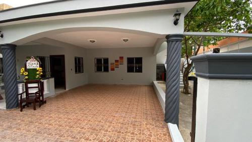 a large entry way to a house with a patio at Tú rincón placentero in Cabrera