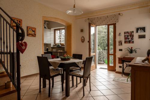een keuken en eetkamer met een tafel en stoelen bij Rosmary42 in Bosco Chiesanuova
