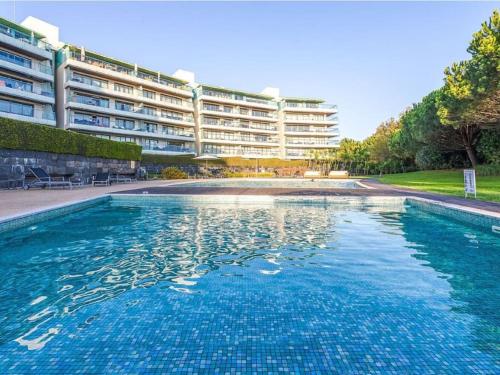 uma grande piscina em frente a um prédio em Cascais Lux Apartment 521 letter em Cascais