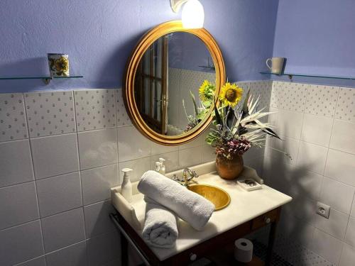 bagno con lavandino e specchio di Casa Rural en Galaroza a Galaroza