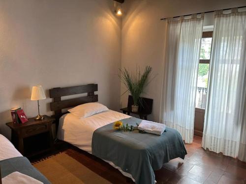 een slaapkamer met een bed en een raam bij Casa Rural en Galaroza in Galaroza