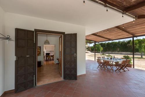 una puerta abierta a un patio con mesa en Al Giardino dell`Eden by BarbarHouse, en San Cataldo