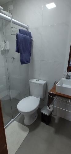 uma casa de banho com um WC, um chuveiro e um lavatório. em Pousada Container Eco Manguinhos em Manguinhos