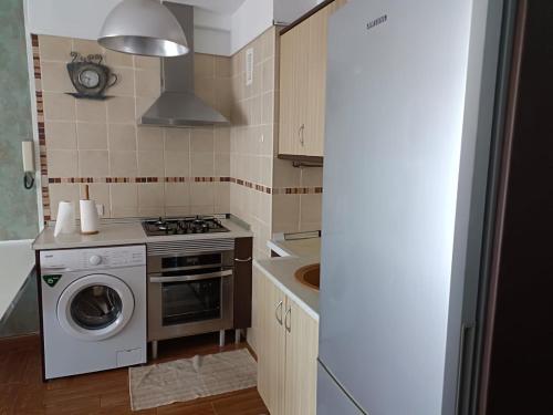 una cocina con estufa y lavadora en Apartamento Victor Arico, en El Médano