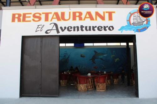 un restaurant avec un panneau indiquant un restaurant d'aventure dans l'établissement Restaurant El Aventurero, à San Cristóbal