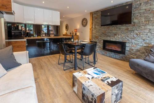 un salon avec une table et une cheminée dans l'établissement Croix des Verdons F2 Meribel Centre 180 from the ski pistes, à Méribel