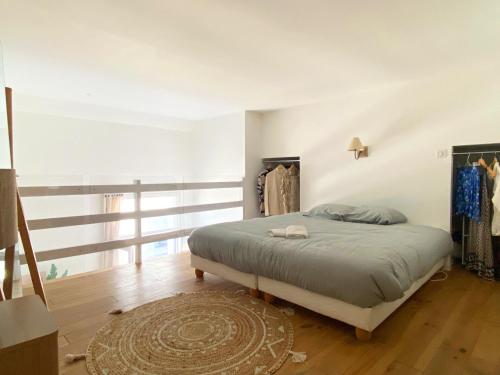 une chambre avec un lit et une grande fenêtre dans l'établissement Large Duplex 2BR in Center of Arcachon 2 min walking beach and Free parking, à Arcachon