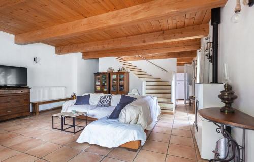 uma sala de estar com um sofá e uma escada em Les chambres de l'Issole em Cabasse