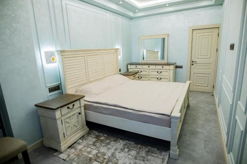 um quarto com uma cama, uma cómoda e um espelho em Comfy Home em Yerevan