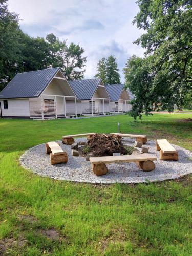 a park with a fire pit in the grass at Leśna Osada in Bystrzyca