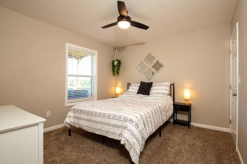 1 dormitorio con 1 cama y ventilador de techo en Cedar Hill Heart of Hocking Hills en Rockbridge