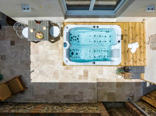 an overhead view of a bathroom with a tub at L'Oliveraie d'Eurocentre - Toulouse Nord in Castelnau-dʼEstrétefonds