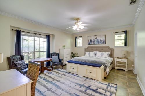 1 dormitorio con 1 cama, mesa y sillas en Charming Diamondhead Home with Private Yard!, en Diamondhead