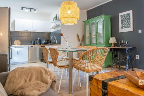 cocina y comedor con mesa y sillas en House Madrino, en Kreševo