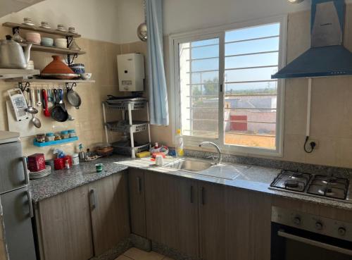 una cucina con lavandino e finestra di Skhirat Résidence Nour 1 Im C N5 a Skhirat