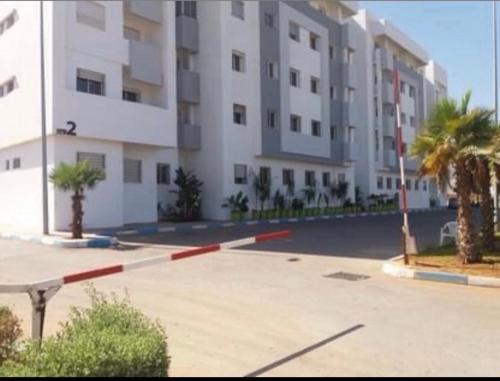un parcheggio vuoto di fronte a un edificio di Skhirat Résidence Nour 1 Im C N5 a Skhirat