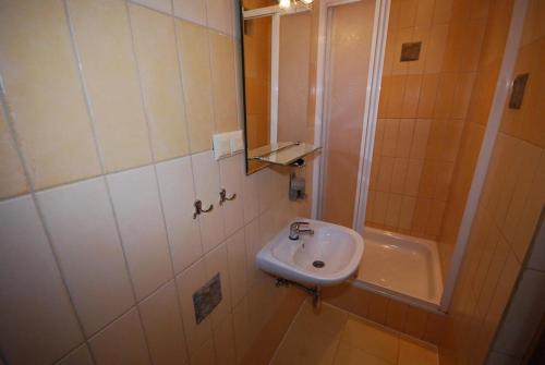 a small bathroom with a sink and a tub at Noclegi Dorotowo in Dorotowo
