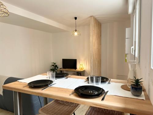 une table en bois avec des plaques noires au-dessus dans l'établissement Les Forgerons - Chaleureux - Central, à Mont-de-Marsan