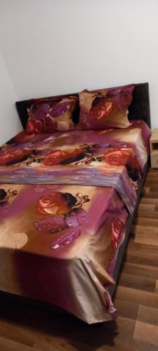 een bed met een deken erop bij Strada Banu Mihalcea Nr. 150 in Constanţa