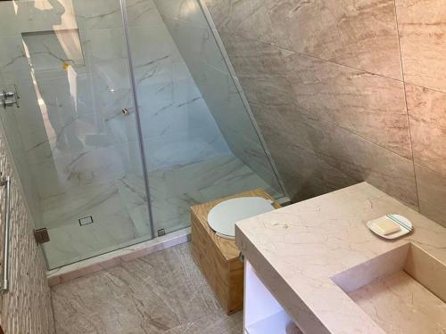 y baño con ducha, aseo y lavamanos. en Cabaña A-Frame en La Estanzuela en Estanzuela