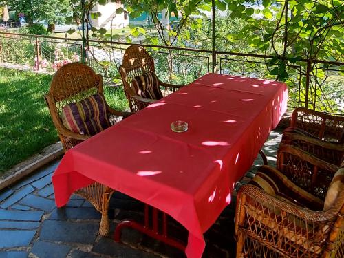 un tavolo con una tovaglia rossa su un patio di VISIT BORACKO LAKE Apartment doelend a Jezero