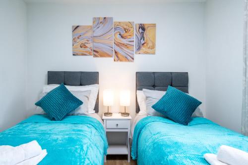 two beds sitting next to each other in a bedroom at Crawley Atkinson Pet Friendly 1-Bedroom Apartment in Three Bridges