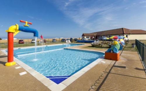 una piscina con parco acquatico con scivolo di The Sunnyside Retreat a Whitstable
