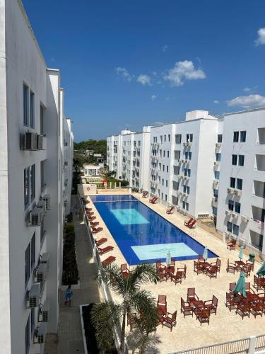 einen Blick über einen Pool neben einem Gebäude in der Unterkunft Hermoso Apartamento en Caribe Campestre in Coveñas