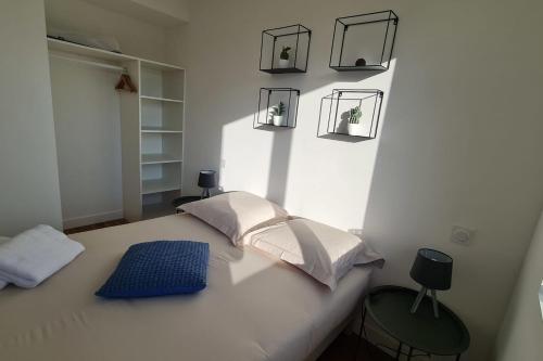- une chambre avec un lit et deux miroirs sur le mur dans l'établissement Le Jaures 4 - T2 - 1er Etage, à Hennebont
