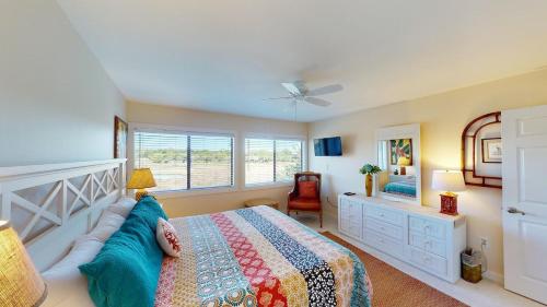 Postel nebo postele na pokoji v ubytování Lakeside Retreat Spacious 3BR 2BA Resort Amenities