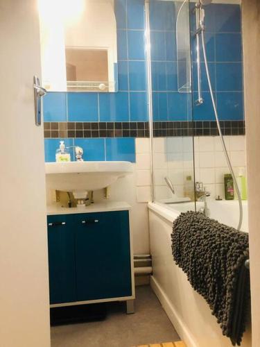 une salle de bain avec un lavabo, une douche et une baignoire dans l'établissement Le Darou Bressaud, à La Bresse