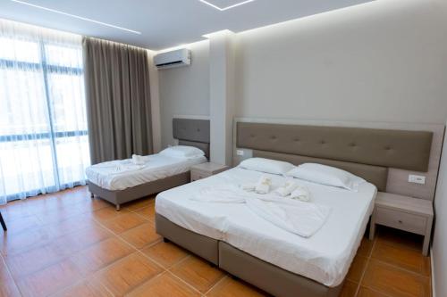 um quarto de hotel com duas camas com toalhas em Hotel Miami Beach em Golem