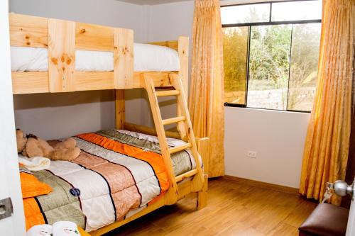 バランカにあるBungalows Payancas de Tatoのベッドルーム1室(二段ベッド2台、窓付)が備わります。