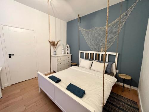 1 cama columpio en un dormitorio con paredes azules en Sailor Apartment by Marina Old Town for 8 people, free parking! en Gdansk