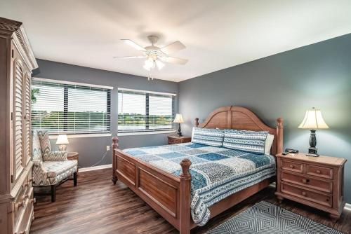 une chambre avec un lit et un ventilateur de plafond dans l'établissement Coastal Escape Spacious 3BR 2BA Scenic Lake View, à Pawleys Island