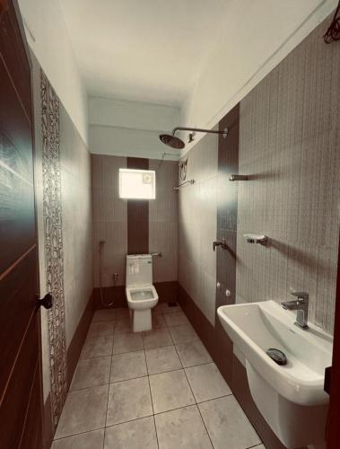 AlwayeにあるHISHAMS BHAVANのトイレと洗面台付きのバスルーム