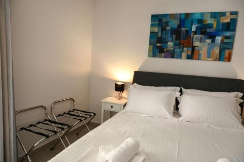 Postel nebo postele na pokoji v ubytování Larisa Hospitality II - St Nicholas apartment - with Free Parking